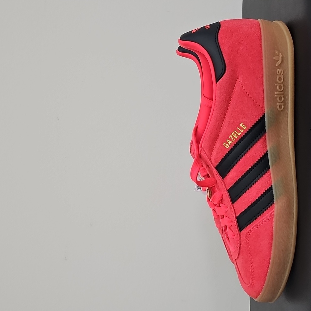 Brand New Adidas Gazelle Indoor 'Lucid Red Black' Size Men's 9.5 Sku JR6304 - Picture 2 of 6